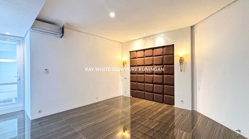 Disewakan Rumah Siap Huni Lokasi Tenang di Pondok Indah