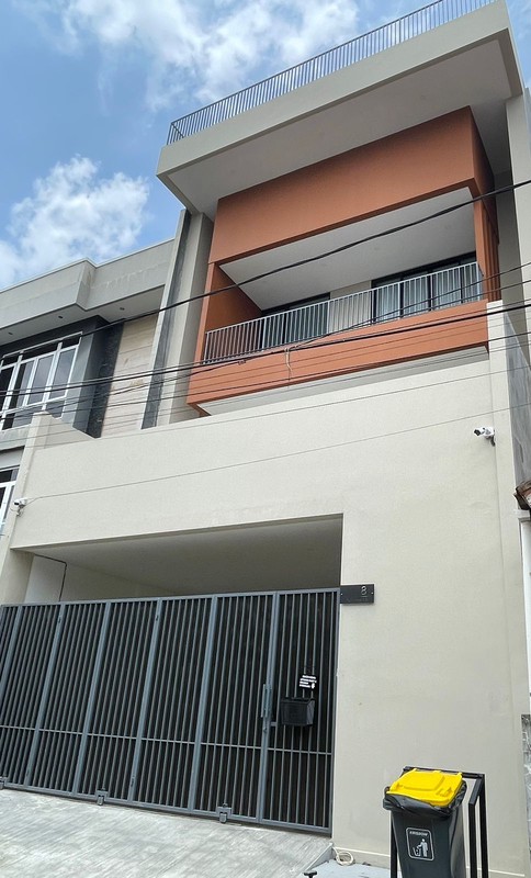 DIJUAL Rumah Modern Tropis Minimalis di komplek @Pulomas JakTim