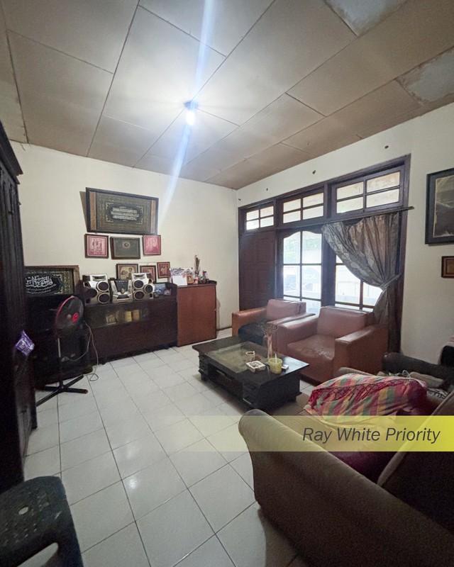 RUMAH TUA HITUNG TANAH LOKASI STRATEGIS PINGIR JALAN RAYA POSISI HOEK DI TANAH KUSIR, JAKARTA SELATAN