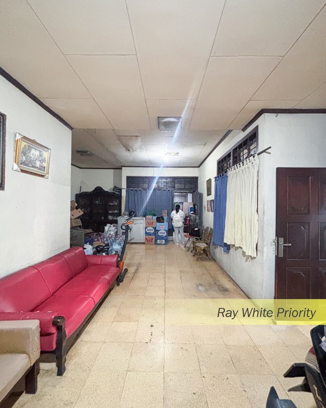 RUMAH TUA HITUNG TANAH LOKASI STRATEGIS PINGIR JALAN RAYA POSISI HOEK DI TANAH KUSIR, JAKARTA SELATAN