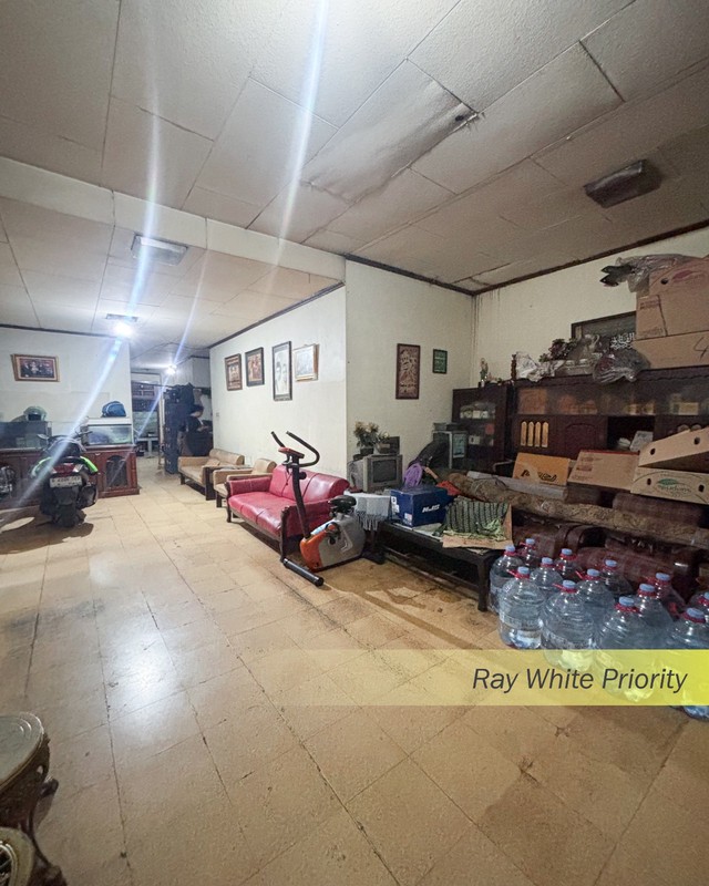 RUMAH TUA HITUNG TANAH LOKASI STRATEGIS PINGIR JALAN RAYA POSISI HOEK DI TANAH KUSIR, JAKARTA SELATAN