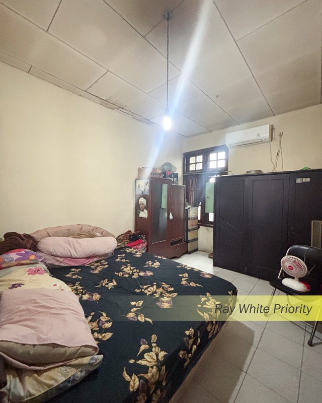 RUMAH TUA HITUNG TANAH LOKASI STRATEGIS PINGIR JALAN RAYA POSISI HOEK DI TANAH KUSIR, JAKARTA SELATAN