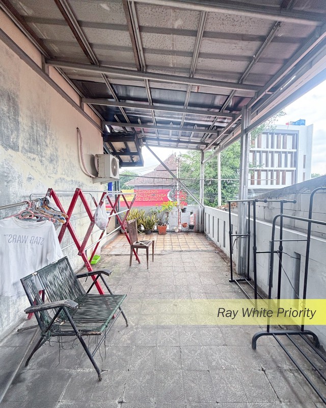 RUMAH TUA HITUNG TANAH LOKASI STRATEGIS PINGIR JALAN RAYA POSISI HOEK DI TANAH KUSIR, JAKARTA SELATAN