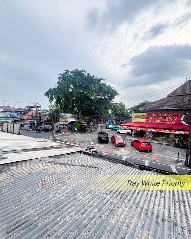 RUMAH TUA HITUNG TANAH LOKASI STRATEGIS PINGIR JALAN RAYA POSISI HOEK DI TANAH KUSIR, JAKARTA SELATAN