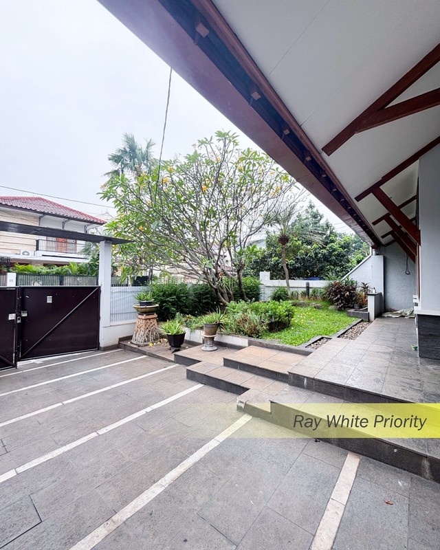 RUMAH CLASSIC DENGAN KONDISI FULLFURNISH TINGGAL BAWA KOPER DI PONDOK INDAH, JAKARTA SELATAN