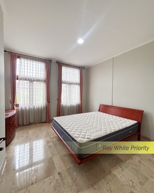 RUMAH CLASSIC DENGAN KONDISI FULLFURNISH TINGGAL BAWA KOPER DI PONDOK INDAH, JAKARTA SELATAN