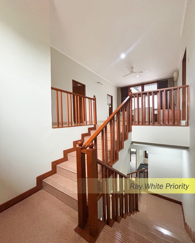 RUMAH CLASSIC DENGAN KONDISI FULLFURNISH TINGGAL BAWA KOPER DI PONDOK INDAH, JAKARTA SELATAN