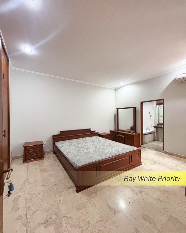 RUMAH CLASSIC DENGAN KONDISI FULLFURNISH TINGGAL BAWA KOPER DI PONDOK INDAH, JAKARTA SELATAN