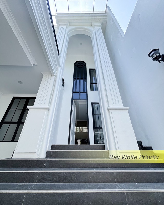 RUMAH BERGAYA AMERICAN CLASSIC DI BINTARO, TANGERANG SELATAN