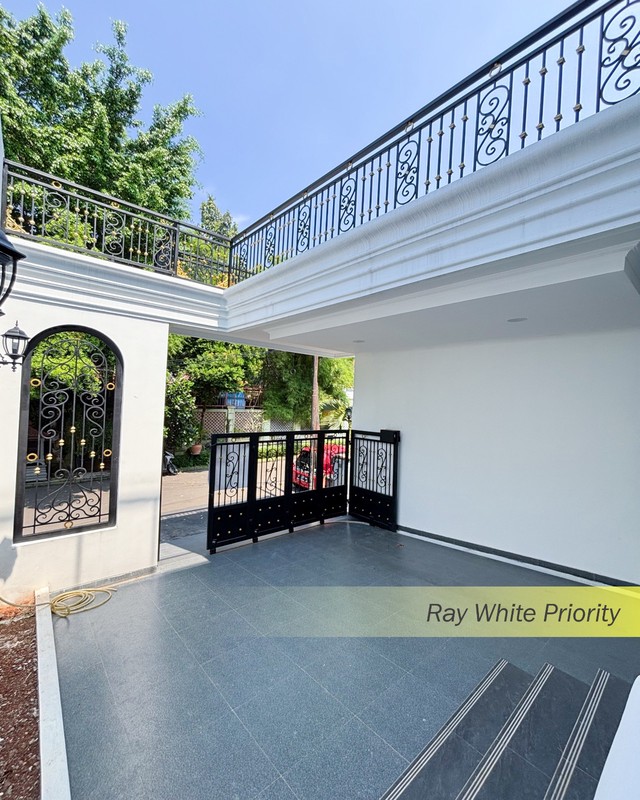 RUMAH BERGAYA AMERICAN CLASSIC DI BINTARO, TANGERANG SELATAN