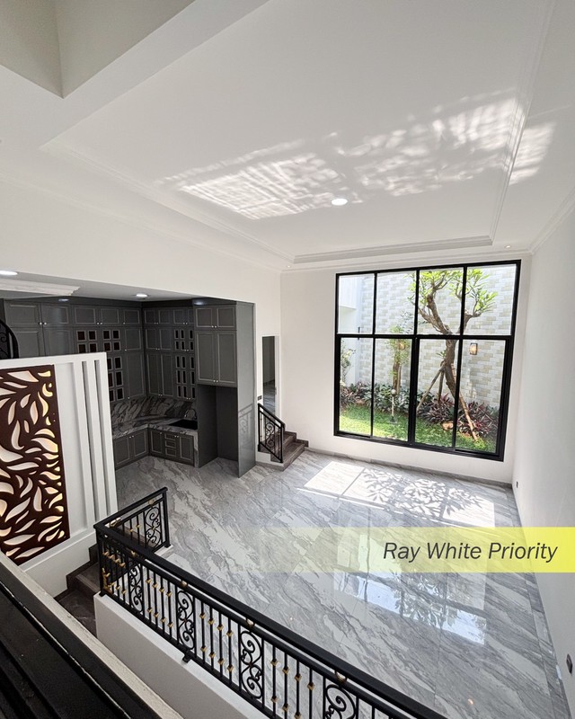 RUMAH BERGAYA AMERICAN CLASSIC DI BINTARO, TANGERANG SELATAN