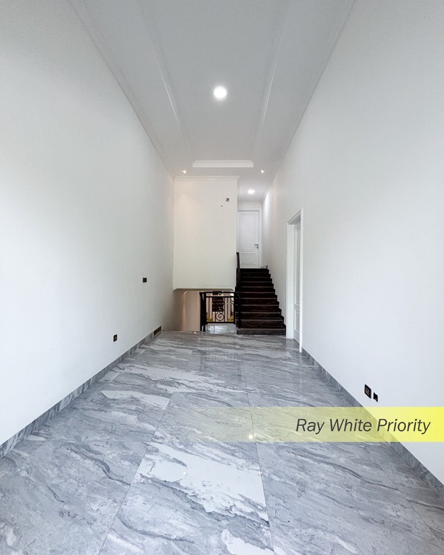 RUMAH BERGAYA AMERICAN CLASSIC DI BINTARO, TANGERANG SELATAN