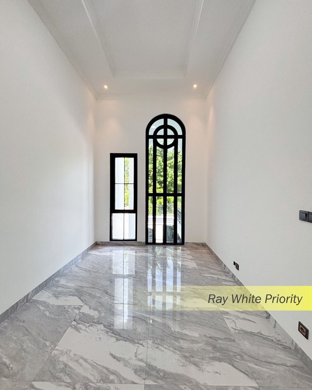 RUMAH BERGAYA AMERICAN CLASSIC DI BINTARO, TANGERANG SELATAN