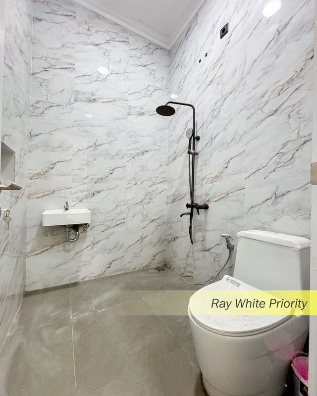 RUMAH BERGAYA AMERICAN CLASSIC DI BINTARO, TANGERANG SELATAN