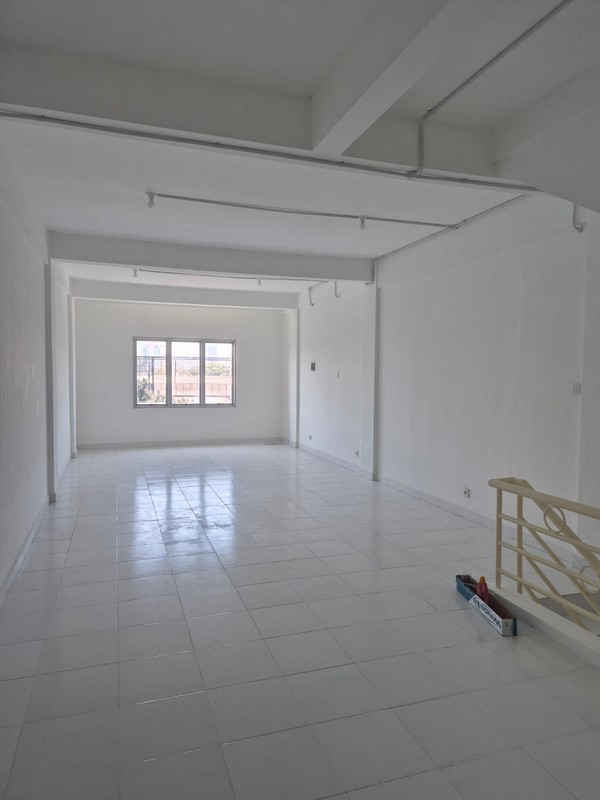 Disewakan Ruko Surabaya Pusat Nol Jalan Raya - Ruko Grand Flower - Jalan Pasar Kembang - Kel. Kupang Krajan - Kec.sawahan - Terdepan Hadap Nol Jalan Raya Komersial Area Cocok Buat Segala Usaha - Parki