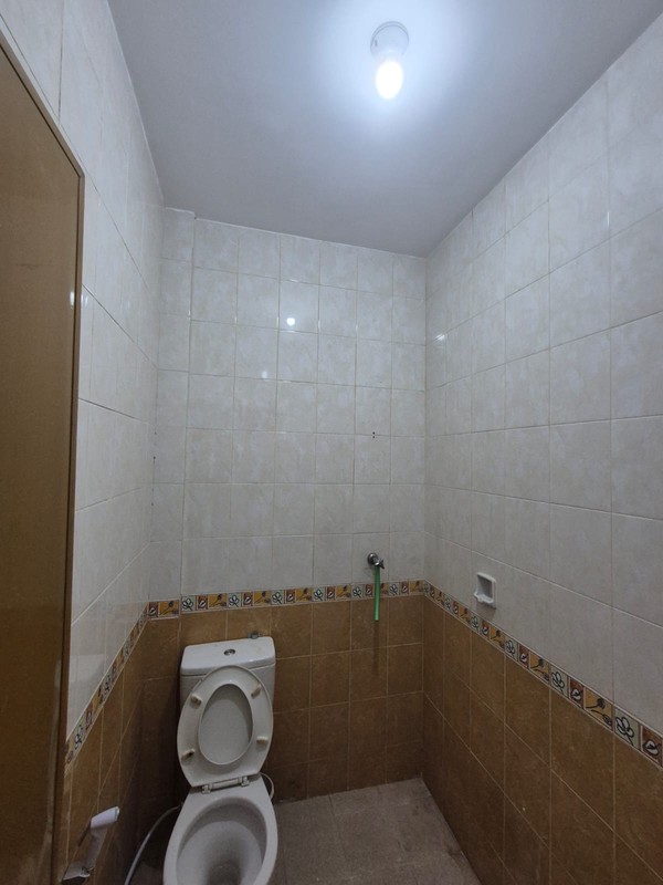 Disewakan Ruko Surabaya Pusat Nol Jalan Raya - Ruko Grand Flower - Jalan Pasar Kembang - Kel. Kupang Krajan - Kec.sawahan - Terdepan Hadap Nol Jalan Raya Komersial Area Cocok Buat Segala Usaha - Parki