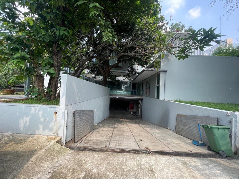 Dijual Gedung Lokasi Strategis Cocok Untuk Kantor Di Kemang, Jakarta Selatan