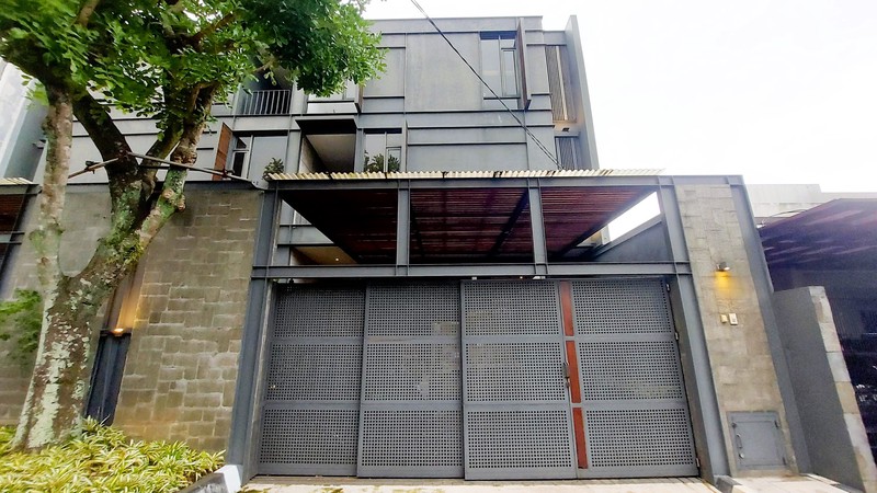 Rumah Cantik Semi Furnished 3 Lantai Design Modern Lebak Bulus