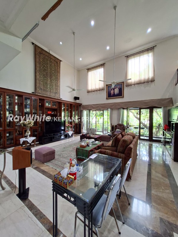 Rare Listing di Jalan Benda Atas Kemang area ! Rumah Luxury 1.026m2 dengan Kolam Renang & 7 Kamar Tidur