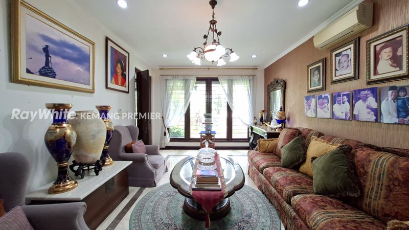 Rare Listing di Jalan Benda Atas Kemang area ! Rumah Luxury 1.026m2 dengan Kolam Renang & 7 Kamar Tidur