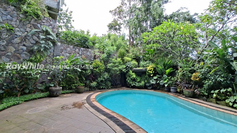 Rare Listing di Jalan Benda Atas Kemang area ! Rumah Luxury 1.026m2 dengan Kolam Renang & 7 Kamar Tidur