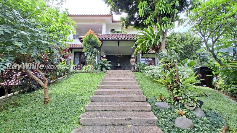 Rare Listing di Jalan Benda Atas Kemang area ! Rumah Luxury 1.026m2 dengan Kolam Renang & 7 Kamar Tidur