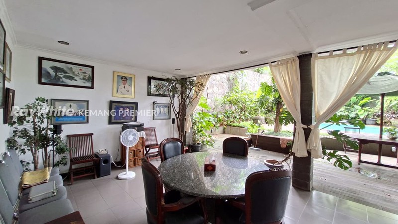 Rare Listing di Jalan Benda Atas Kemang area ! Rumah Luxury 1.026m2 dengan Kolam Renang & 7 Kamar Tidur