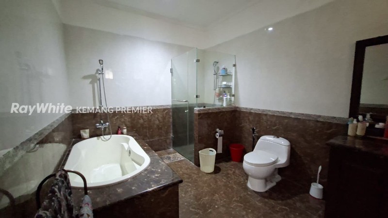 Rare Listing di Jalan Benda Atas Kemang area ! Rumah Luxury 1.026m2 dengan Kolam Renang & 7 Kamar Tidur