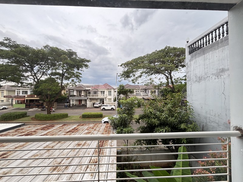 BEST DEAL! Rumah Rapi 2 Lantai Furnished di Boulevard Kota Wisata 