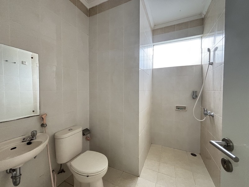 BEST DEAL! Rumah Rapi 2 Lantai Furnished di Boulevard Kota Wisata 