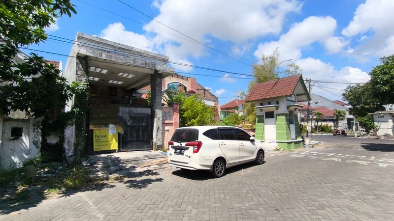 Rumah Hook DIJUAL MURAH harga TANAH saja strategis di Delta Raya Sidoarjo, luas 464 m&#xb2; . Turun harga jadi Rp 3,1 M nego. Cocok untuk hunian & investasi.