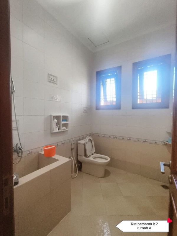 5 Milyar-an Rumah Regency 21 Blok H - Surabaya Timur - Garasi Carport 4 Mobil Luas Dekat Araya 1 Galaxy Bumi Permai, Galaxy Mall, Its, Hokky Merr, Manyar Kertoadi, Raya Kertajaya Indah