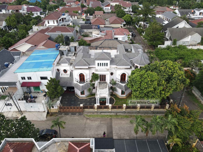 Rumah Mewah Strategis di Cinere - Ada Kolam Renang