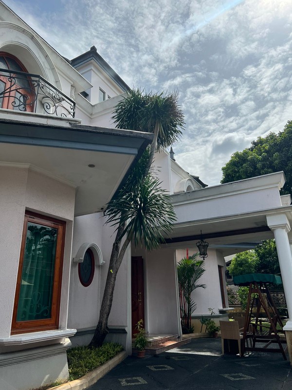 Rumah Mewah Strategis di Cinere - Ada Kolam Renang