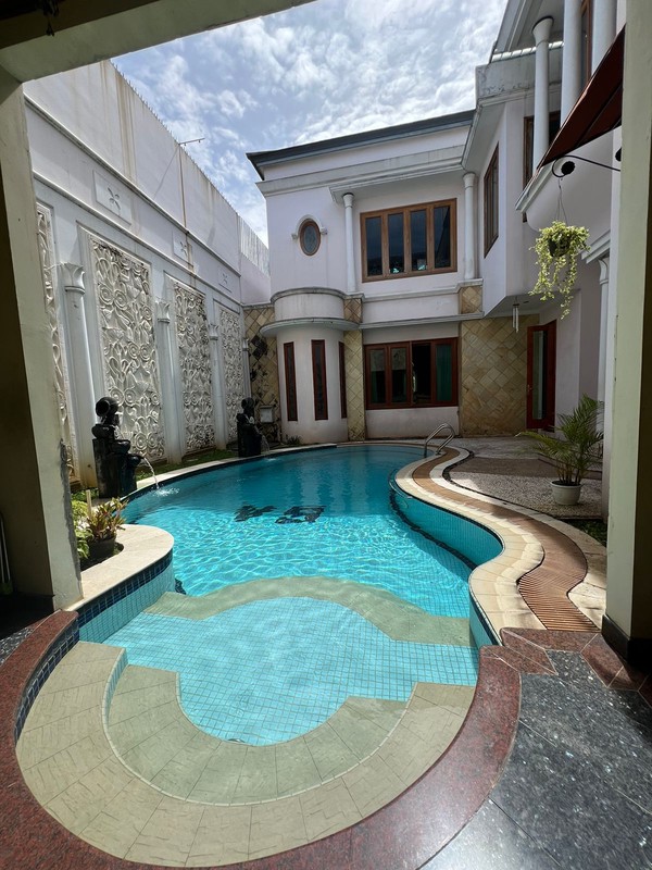 Rumah Mewah Strategis di Cinere - Ada Kolam Renang