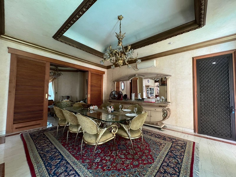 Rumah Mewah Strategis di Cinere - Ada Kolam Renang