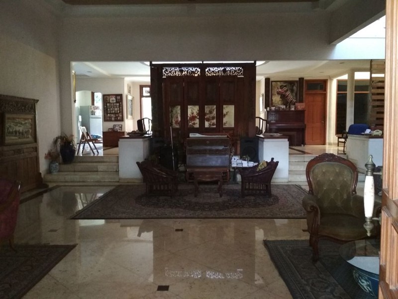 Rumah Luas 2½ Lantai Siap Huni dengan LT 820 m2 LB 1000 m2 ada Kolam Renang Privat SHM @Cipete, Jakarta Selatan