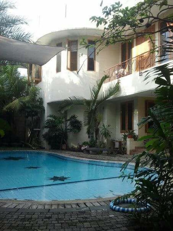 Rumah Luas 2½ Lantai Siap Huni dengan LT 820 m2 LB 1000 m2 ada Kolam Renang Privat SHM @Cipete, Jakarta Selatan