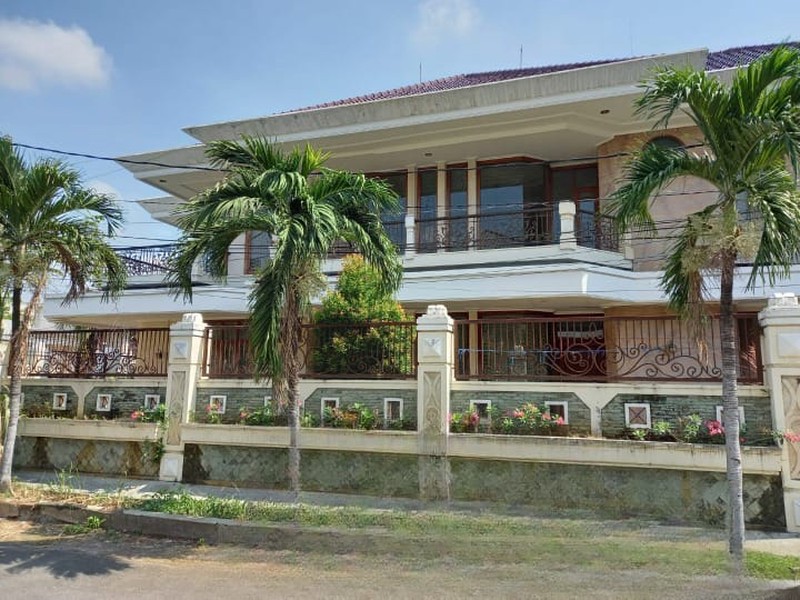 DI JUAL RUMAH HOOK FULL FURNISH CLASSIC TROPIS STYLE,  JL. SERUNI SURABAYA PUSAT  