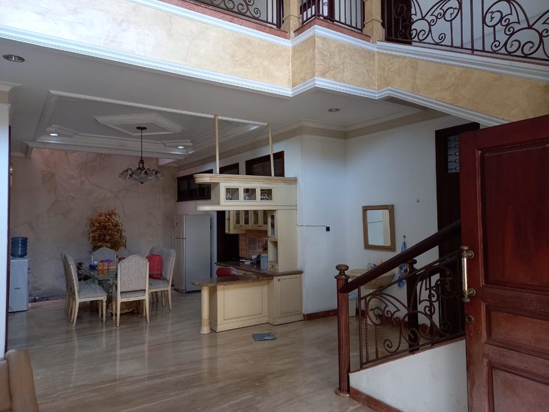 DI JUAL RUMAH HOOK FULL FURNISH CLASSIC TROPIS STYLE,  JL. SERUNI SURABAYA PUSAT  