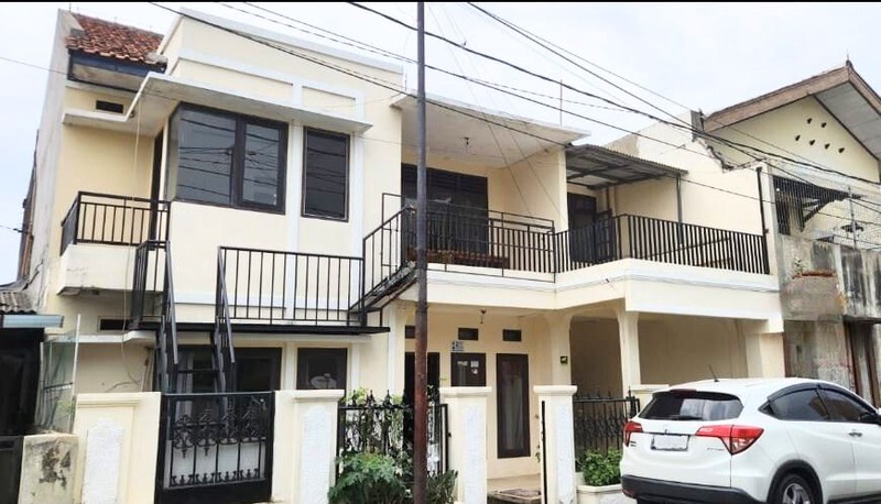 Disewakan Rumah Siap Pakai Luas Cocok untuk Usaha di Jalan Raya Utama Depok
