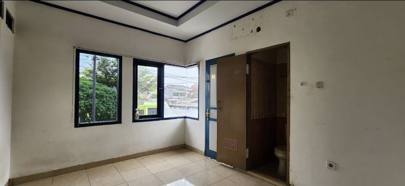 Disewakan Rumah Siap Pakai Luas Cocok untuk Usaha di Jalan Raya Utama Depok