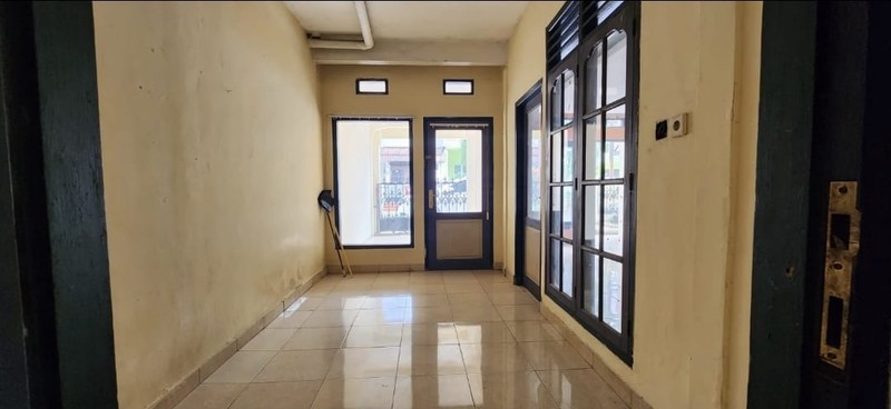Disewakan Rumah Siap Pakai Luas Cocok untuk Usaha di Jalan Raya Utama Depok