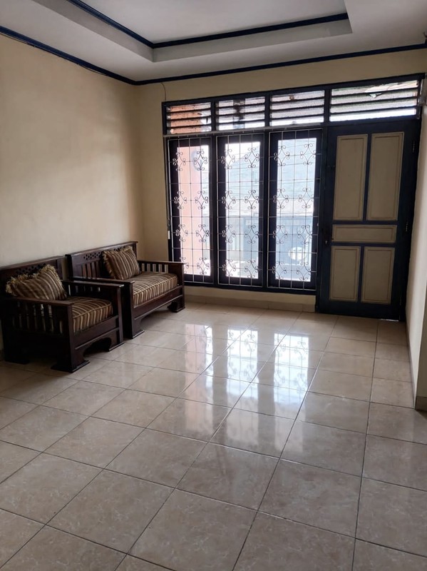 Disewakan Rumah Siap Pakai Luas Cocok untuk Usaha di Jalan Raya Utama Depok