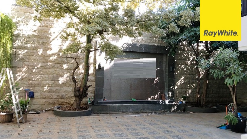 Disewakan Rumah 2 lantai di Jalan Raya Jemursari Surabaya