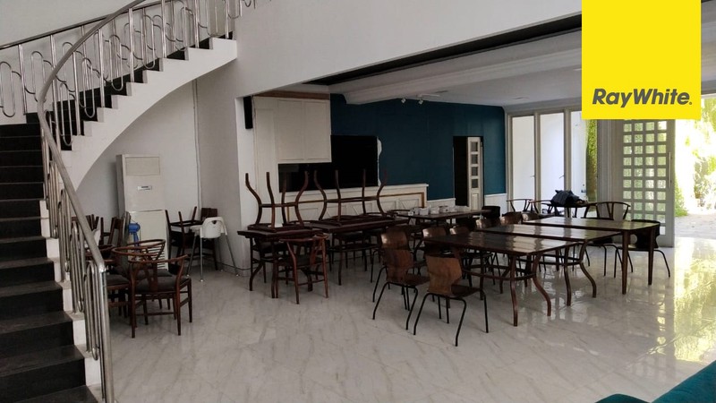 Disewakan Rumah 2 lantai di Jalan Raya Jemursari Surabaya