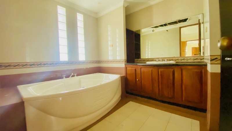 Rumah Mewah Suasana Resort Bali di Bintaro Jakarta Selatan