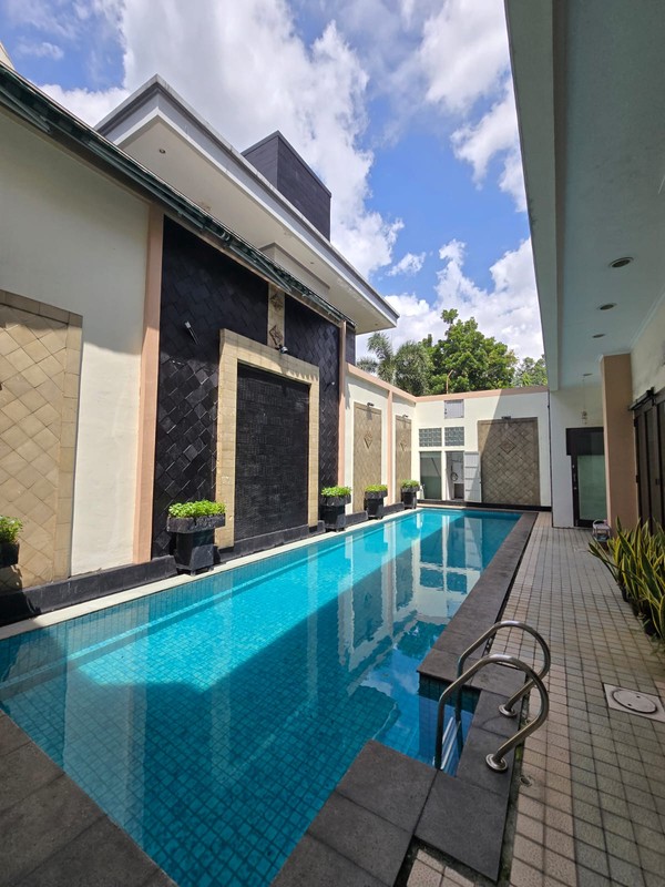 Rumah Bagus Dengan Kolam Renang Di Graha Taman Bintaro Jaya