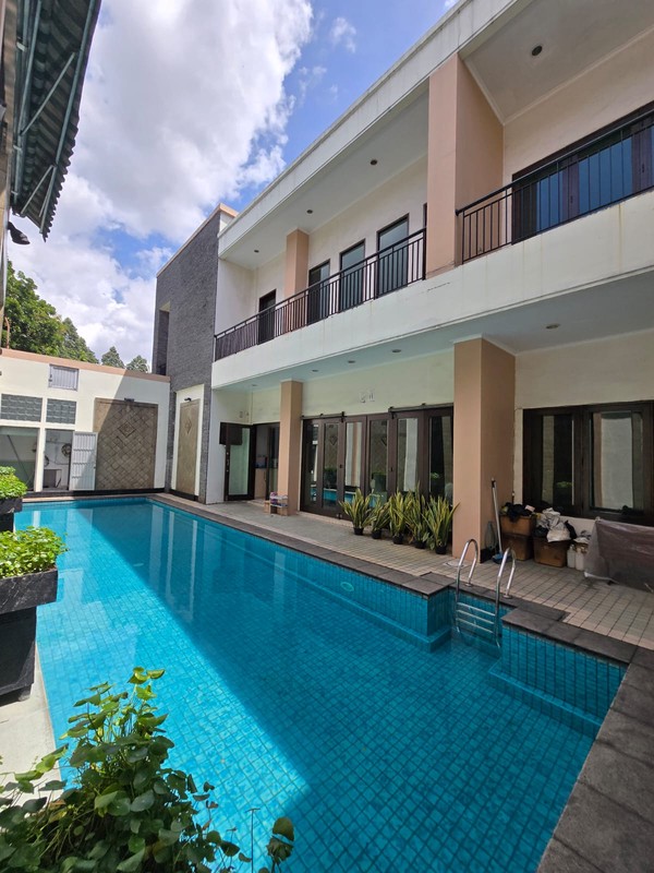 Rumah Bagus Dengan Kolam Renang Di Graha Taman Bintaro Jaya