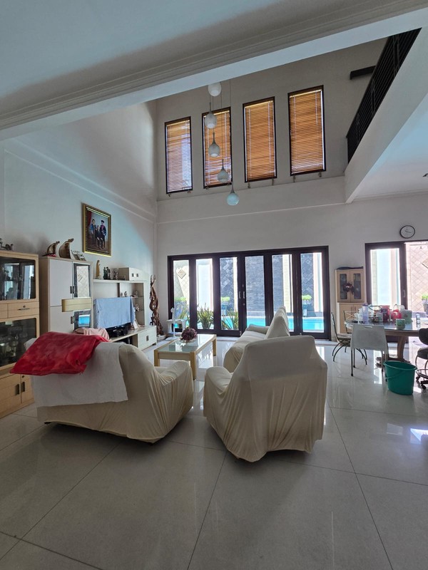 Rumah Bagus Dengan Kolam Renang Di Graha Taman Bintaro Jaya